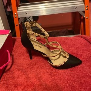 Dream Pairs.  4”Studded Stilettos Black Size 10.